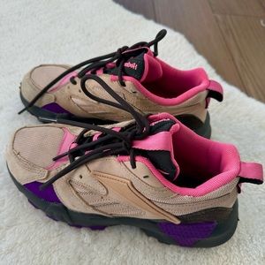 Hey
Shoe 2 times, took a small size, I thought I'll tear, but it did not work